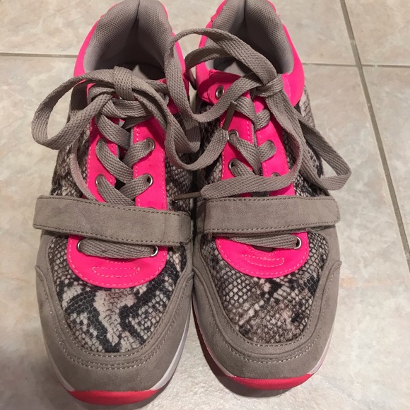 G by Guess pink & grey snakeskin sneakers - Picture 2 of 6